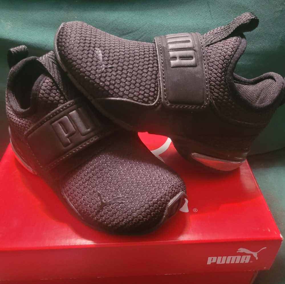 (Boy) Toddlers black puma tennis shoes